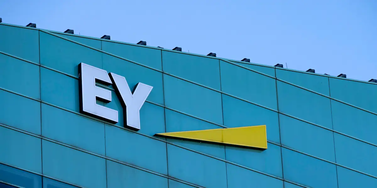 2 top EY leaders explain why a lack of experience is a junior consultant's big advantage in the age of AI